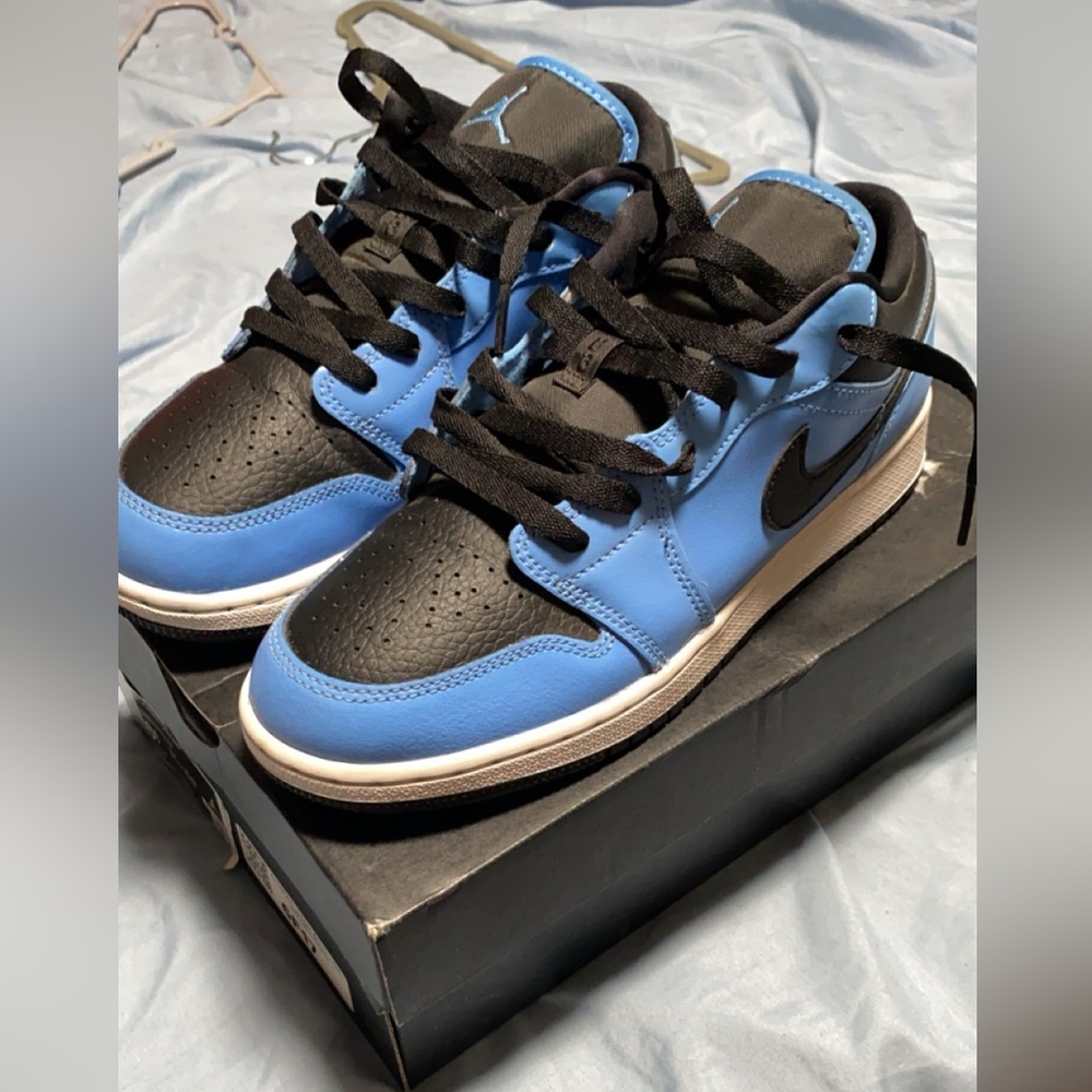 Jordan 1 low university black
